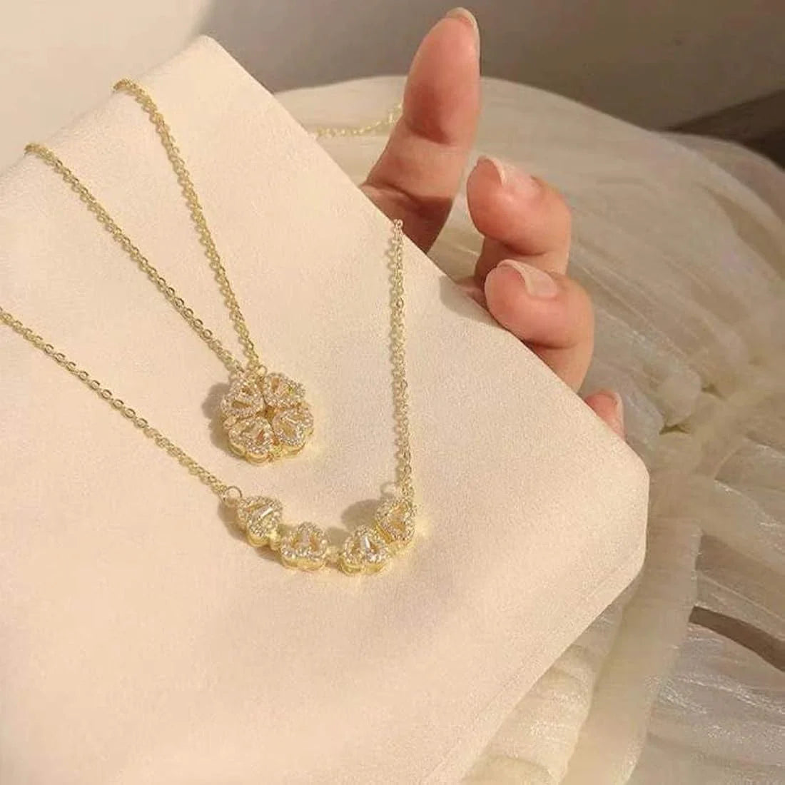 قلادة زهرة ذهبية مغناطيسية